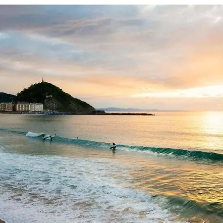 Junto A La Playa De Gros Ess02373 サン・セバスティアン